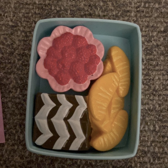 American Girl 2013 convertible tote and food set - Picture 3 of 5